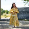 Frau im floralen Maxi-Kleid mit Sneakern