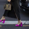 Freu mit knallpinken Mules