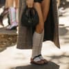 Frau trägt Ballerinas mit Socken
