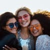 Eine Gruppe von Frauen trägt stylische Sonnenbrillen