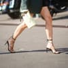 Frau trgät Riemchen-Sandalen