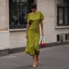 Frau mit grünem Kleid und Sandaletten