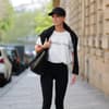 Frau mit schwarzer Leggings