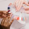 Frau wählt Nagellackfarben aus