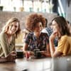 Frauen sitzen am Tisch bei Spieleabend