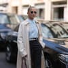 Caro Daur im Trenchcoat