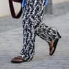 Frau mit schwarzen Flip Flops