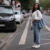 Frau im langen Denim Rock