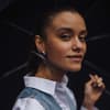Frau auf Copenhagen Fashion Week trägt Jeanskleid und weiße Bluse