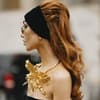 Frau auf Paris Haute Couture Fashion Week trägt schwarzes Kleid rote Haare Haarband Streetstyle