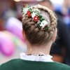 Frau trägt geflochtene Haare mit Blumen Oktoberfest