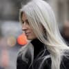 Frau trägt schwarzen Mantel und graue Haare mit Fox Cut
