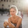 Junge Frau schaut auf Smartphone