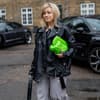 Eine Frau trägt eine Bikerjacke aus Leder