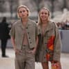 Lisa und Lena mit beigen Jacken