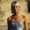 Mia Regan auf Copenhagen Fashion Week trägt metallisches Kleid und rote Boots plus Micro Pony