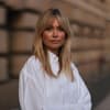 Frau mit blonden Curtain Bangs