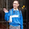 Bella Hadid trägt eine schmale Brille