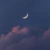 Mond scheint am Himmel