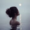 Frau badet im See