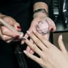 Frau trägt Nagellack auf