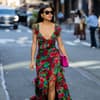 Frau in Kleid mit Blumen