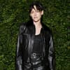 Kristen Stewart auf dem Chanel Dinner im September in Lederhose und Lederjacke trägt Haarschnitt Curtain Bang Pixie