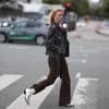 Frau in Lederjacke