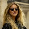 Frau mit blonden, gewellten Haaren