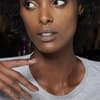 Model auf der Fashion Show von Tom Ford trägt braune Nägel Mocha Nails