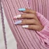 Model trägt Press On Nails auf Fashion Show Rambaldi