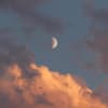 Mond am Himmel zwischen Wolken