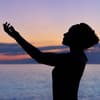 Silhouette einer Frau am Meer
