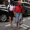 2 Frauen in Roter Kleidung