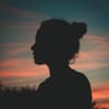 Silhouette einer Frau mit Dutt