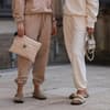 Zwei Frauen in Birkenstock-Sandalen
