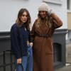 Frauen tragen blaue Boxy-Jacke und braunen Mantel 