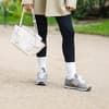 Frau trägt Socken in Sneakern