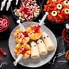 Halloween-Snacks liegen auf einem Tisch verteilt