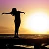 Silhouette einer Frau vor dem Sonnenaufgang