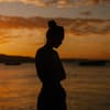 Frau vor Sonnenuntergang