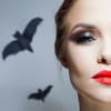 Frau mit Fledermaus-Make-up