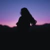 Silhouette einer Frau mit langen Haaren