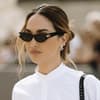 Frau mit Low Bun