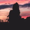 Silhouette einer Frau, die in den Himmel schaut