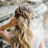 Half Updo Brautfrisur an langen, blonden Haaren