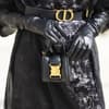 Frau trägt schwarze Lederhandschuhe Streetstyle Fashion Week