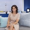 Moderatorin Marlene Lufen sitzt auf einer Couch beim Sat.1 Frühstücksfernsehen