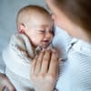 Mutter hält ihr neugeborenes Baby im Arm