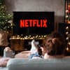 Frau die Netflix schaut